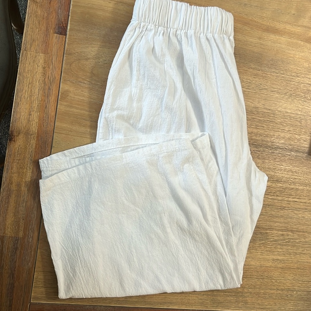 White crop pants. Inseam = 19”, waist approximately 15” side seam to side seam.